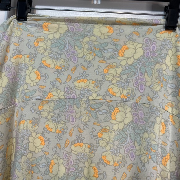 Lularoe skirt. Bundle $10 items at 2/$10 - Picture 3 of 3